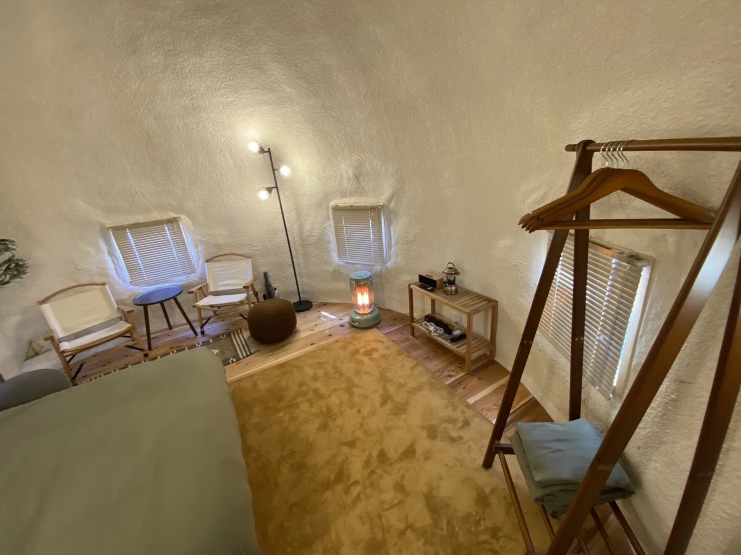 インスタントハウス ドーム内装 — 石油ストーブと椅子