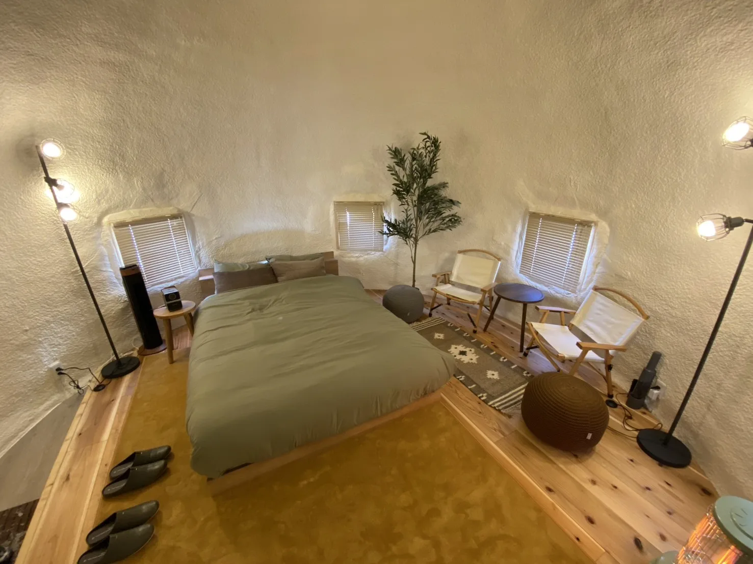 インスタントハウス ドーム内装 — ベッドと植物