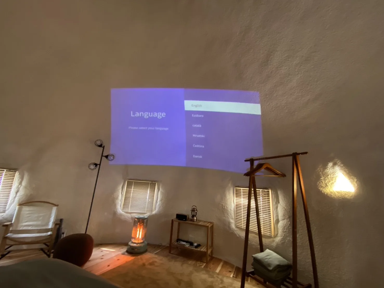 プロジェクターで天井に映像 — 山と湖