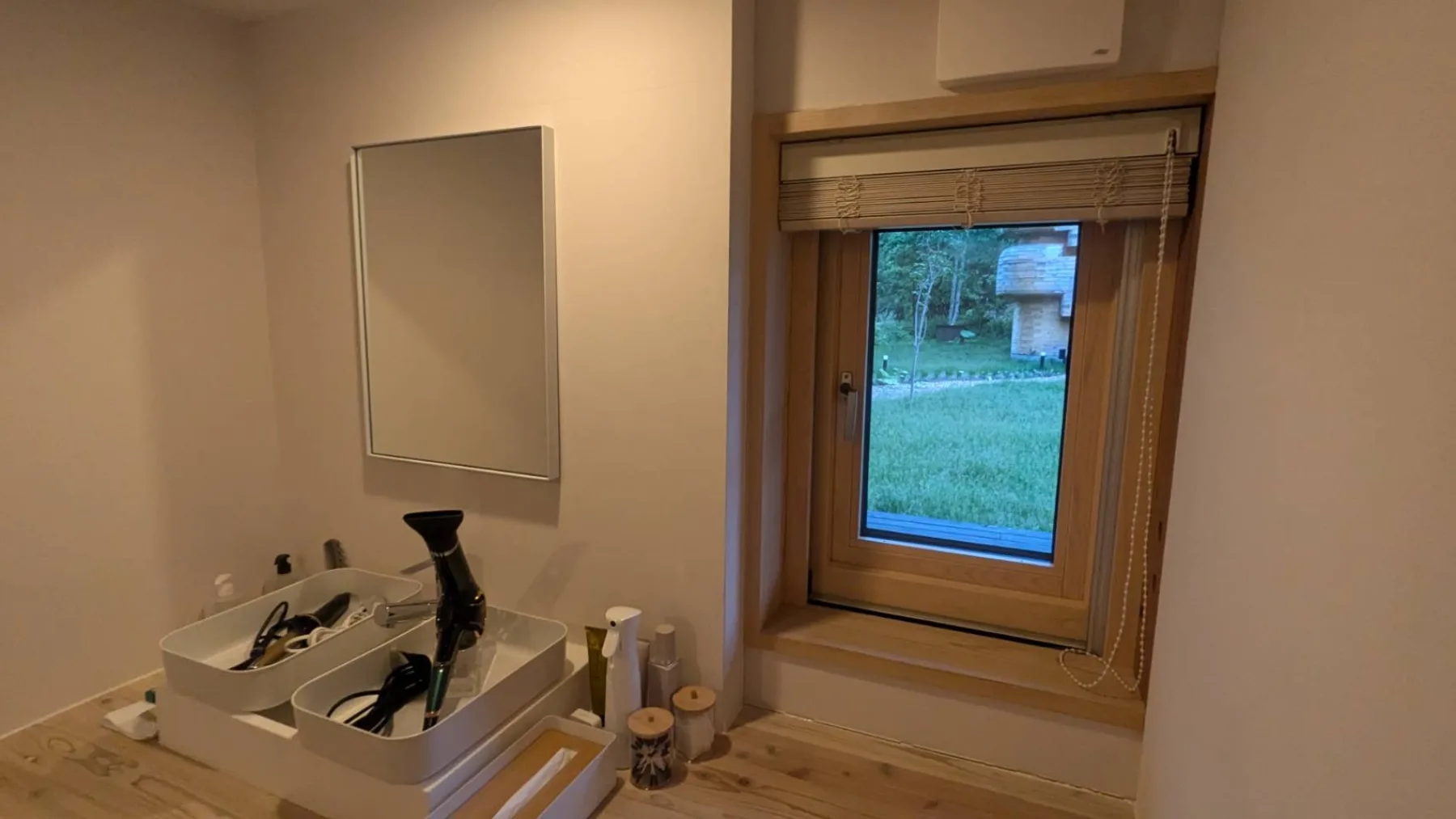 ロッジ窓から見る北海道の景色