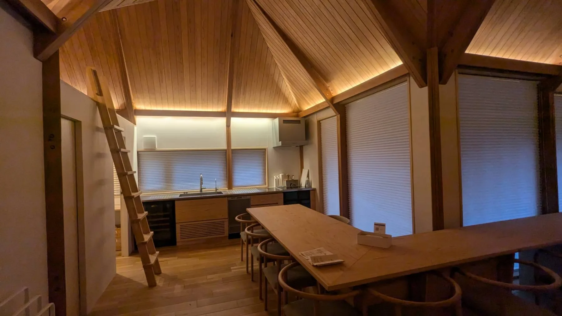 NESTING 夜のダイニング